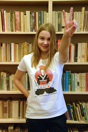 Anastasia w koszulce z grafiką własnego autorstwa
